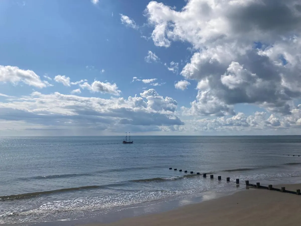 Beautiful Sunlit Rooms, 2 Mins From Beach, Private Garden Bridlington