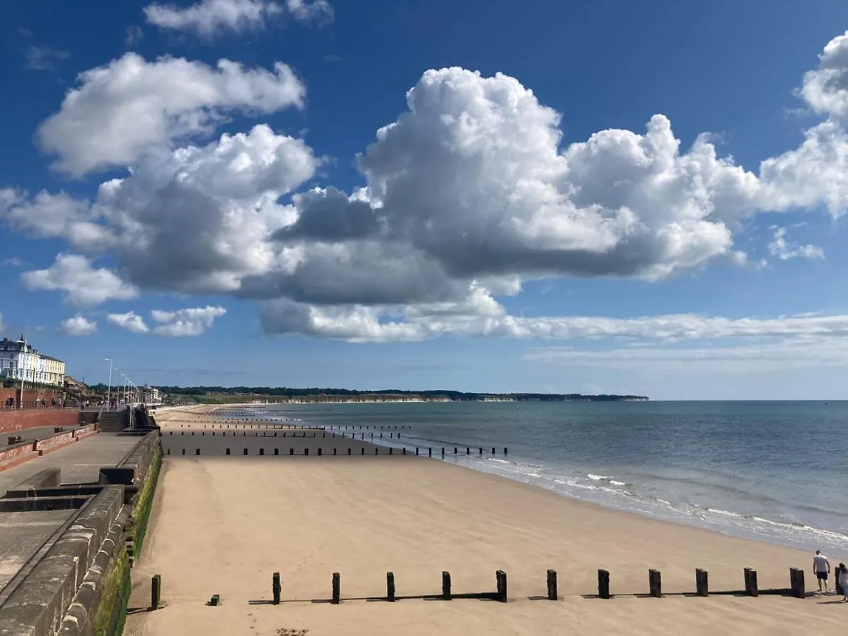 Beautiful Sunlit Rooms, 2 Mins From Beach, Private Garden Bridlington