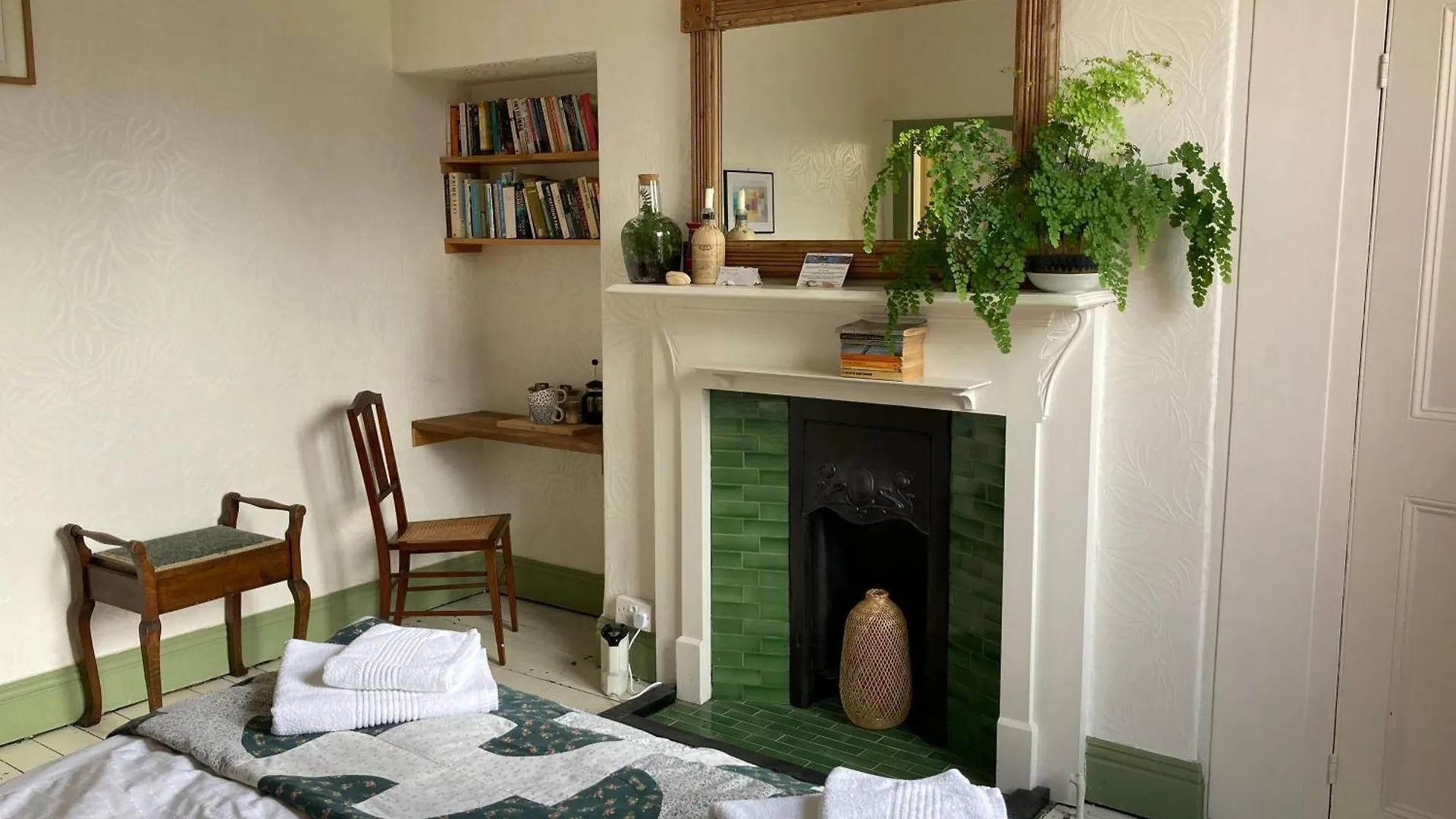 اتصالات Beautiful Sunlit Room, 2 Mins From Beach, Private Garden 